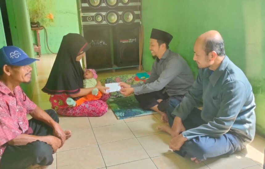Jemaat Ahmadiyah Sintang salurkan santunan kepada warga.