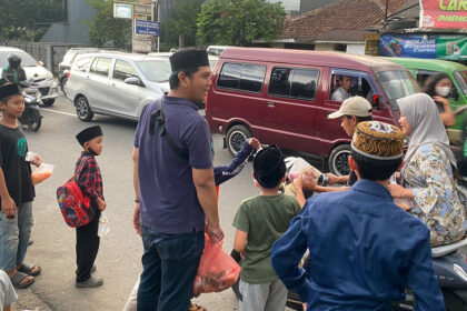 Jemaat Ahmadiyah Sindangbarang bagikan hidangan iftar