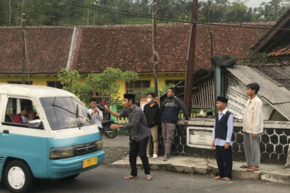 Siswa SMA Plus Al-Wahid bagikan takjil