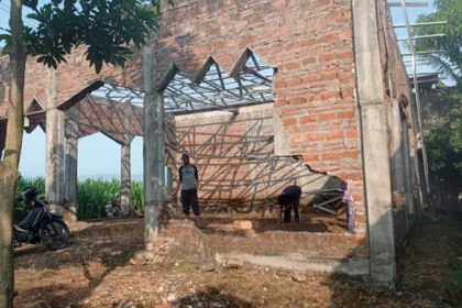 Kegiatan membersihkan sampah dan rumput di bangunan masjid Al-Kautsar yang kini menjadi puing