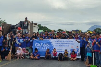 Relawan Clean The City bersihkan area Bandara Soesilo kota Sintang.