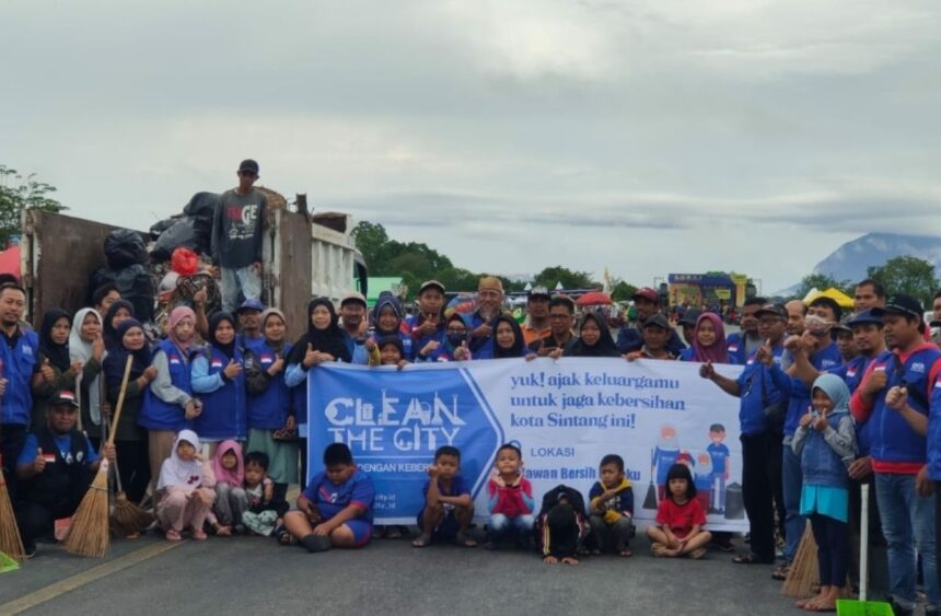 Relawan Clean The City bersihkan area Bandara Soesilo kota Sintang.
