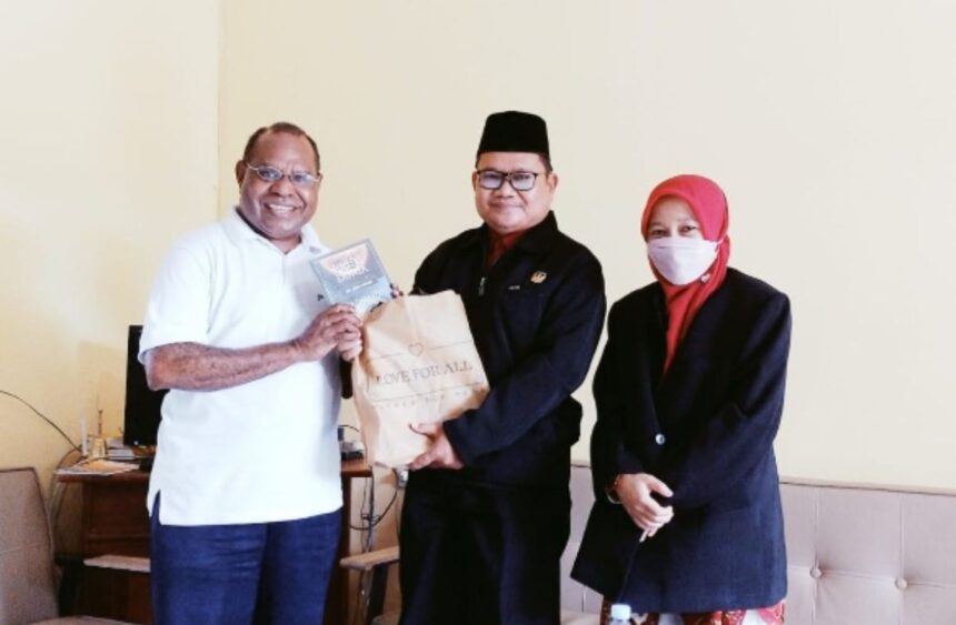 Mubda Papua Barat berjumpa rektor STFT Fajar Timur.
