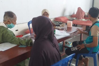 Anggota Jemaat AHhmadiyah Krucil donor darah