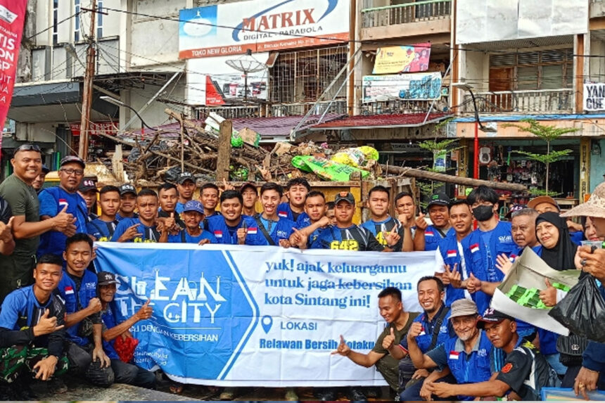 Clean The City Sintang bersama TNI dan komunitas peduli lingkungan aksi bersih-bersih di Waterfront Sintang
