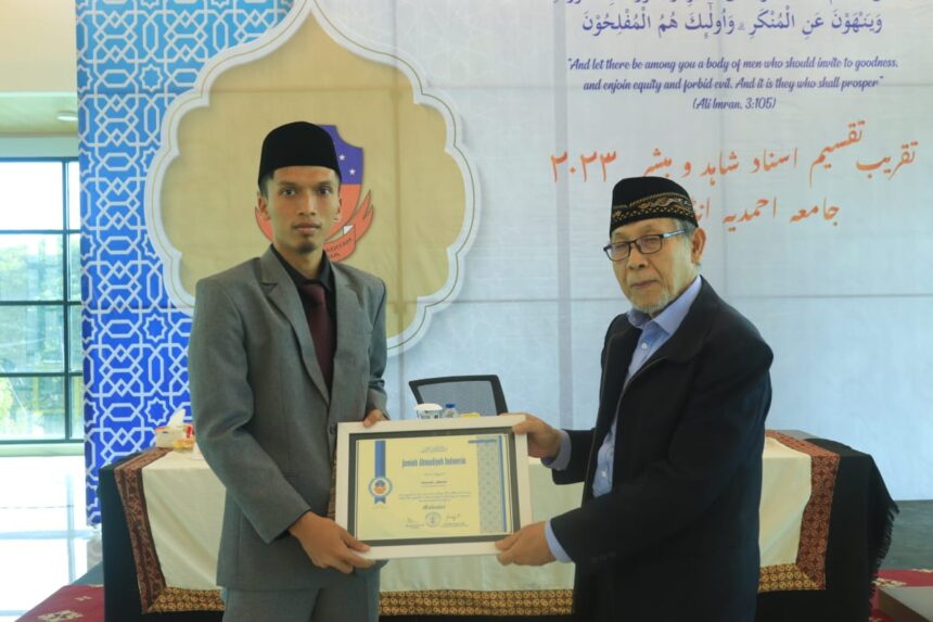 Mln. muneeb Ahmad bersama Amir Nasional Ahmadiyah Indonesia