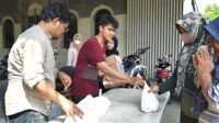 Junjung Nilai Kemanusiaan di Tengah Tantangan, Ahmadiyah Depok Bagikan Daging Kurban kepada Warga Sekitar