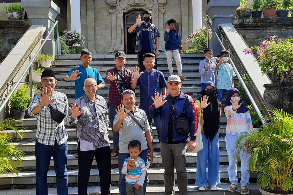 Anak-anak ahmadi Denpasar kunjungi 5 rumah ibadah