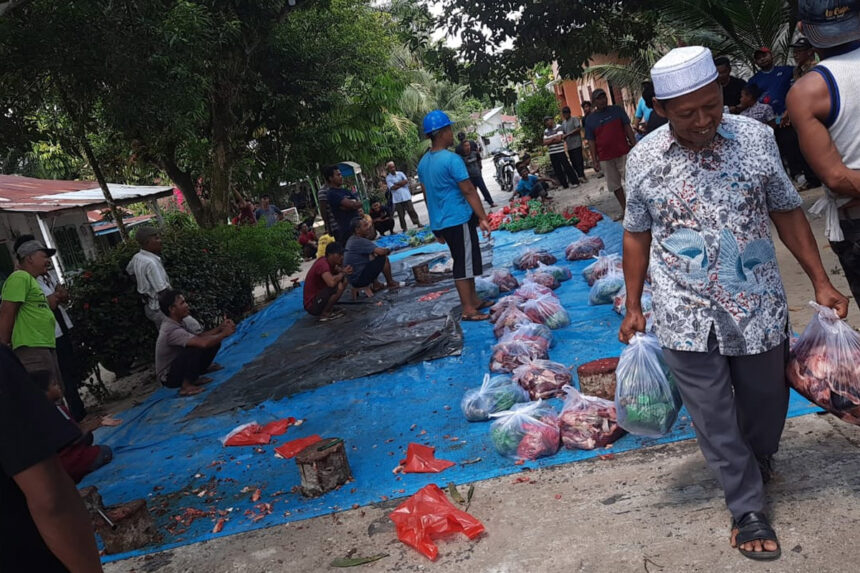 Jemaat Ahmadiyah Tanjung Medan Riau bagikan daging kurban