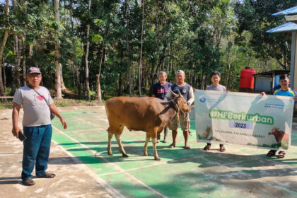 HF bagikan daging kurban di Balaiharapan Sintang