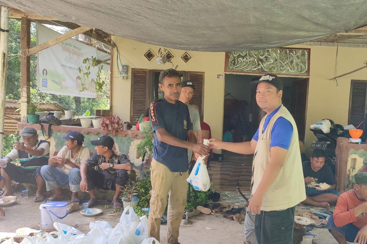 Humanity First Indonesia bagikan daging kurban ke masyarakat perbatasan Entikong.