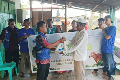 Humanity First salurkan daging kurban ke masyarakat Papua di Sorong.