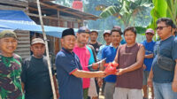Idul Adha, Jemaat Ahmadiyah Sintang Berbagi Daging Hewan Kurban ke Warga hingga Tokoh Adat