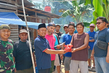 Jemaat Ahmadiyah Sintang berbagi daging kurban.