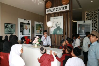 Anak-anak Ahmadi dari Jemaat Ahmadiyah Gondrong Tangerang ikuti talim dalam rangka mengisi liburan sekolah.