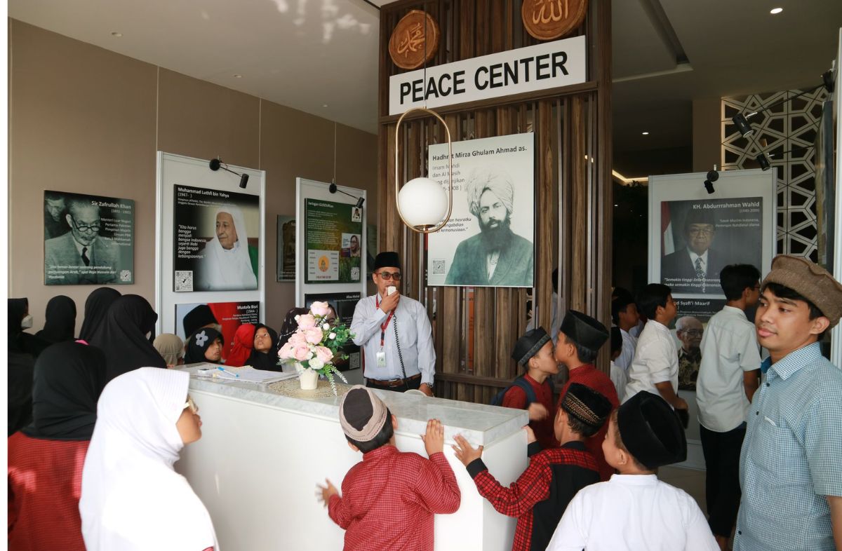 Anak-anak Ahmadi dari Jemaat Ahmadiyah Gondrong Tangerang ikuti talim dalam rangka mengisi liburan sekolah.