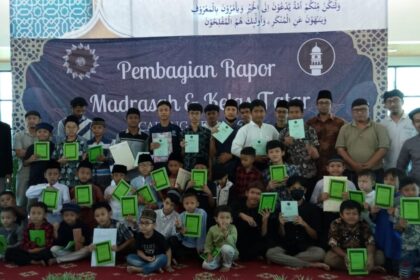 Pembagian rapor Madrasah dan Kelas Tatar Al-Mubarak