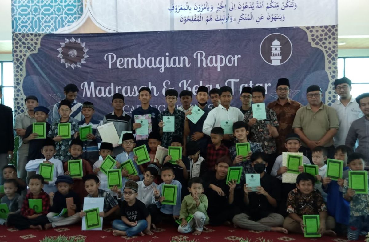 Pembagian rapor Madrasah dan Kelas Tatar Al-Mubarak