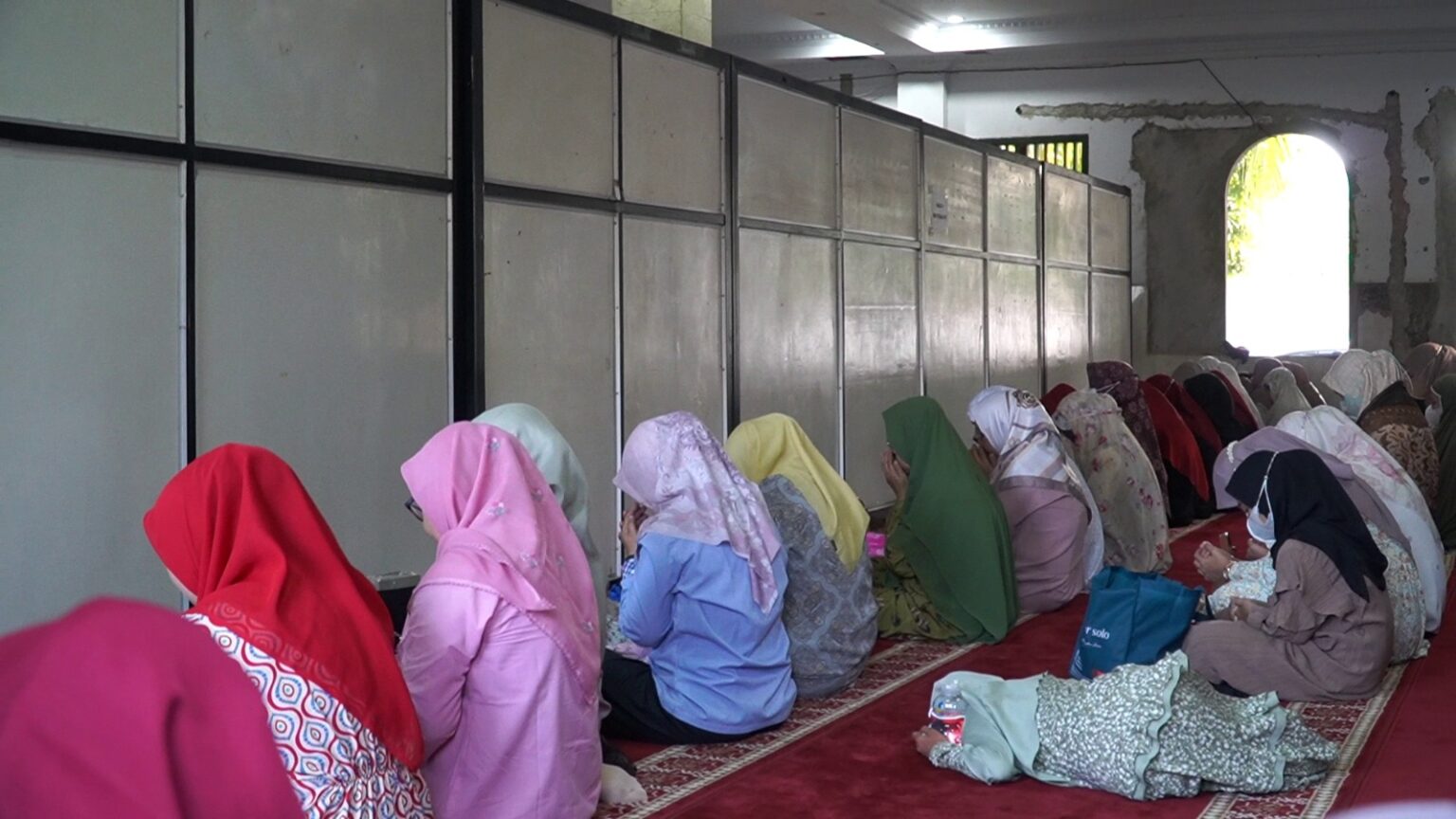 Lajnah Imaillah Depok sedang Salat berjamaah di Masjid Al Hidayah