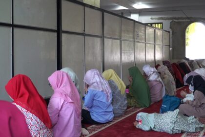 Lajnah Imaillah Depok sedang Salat berjamaah di Masjid Al Hidayah