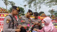 HUT Bhayangkara, Lajnah Imaillah Cianjur Beri Polisi Setangkai Bunga
