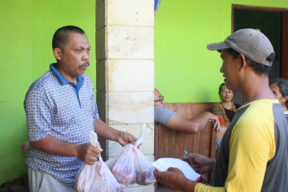 Warga dapat daging kurban dari JAI Manislor.