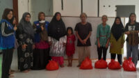 Momen Tasyakur Seabad Lajnah Imaillah, LI Kalbar Bagikan Sembako