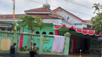 Agar Makin Terlihat, Warga Ahmadiyah Purwokerto Kerja Bakti Renovasi Pagar Masjid