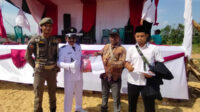2 Tokoh Ahmadiyah Balaiharapan Sintang Ikut Upacara Bendera HUT RI di Lapangan Desa