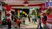 Kompak! Warga Ahmadiyah Cibereum Bogor Gotong Royong Hias Gapura Jelang HUT RI