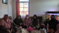 Lajnah Imaillah di Garut Silaturahmi ke Ibu-Ibu RW, Sumbang Puluhan Butir Telur untuk Posyandu