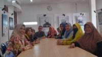 Jaga Silaturahmi, Istri Lurah Asal Cianjur Sambangi Peace Center Milik JAI Sukabumi