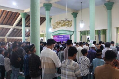 Salat berjamaah di jalsah salanah Nasional, Manislor, Jawa Barat