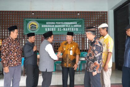 Mubaligh Muslim Ahmadiyah bersama Wabup Kab Wonosobo