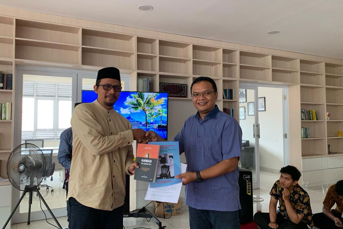 Jemaat Ahmadiyah Yogyakarta hadiahkan buku untuk rombongan dari Universitas Sanata Darma.