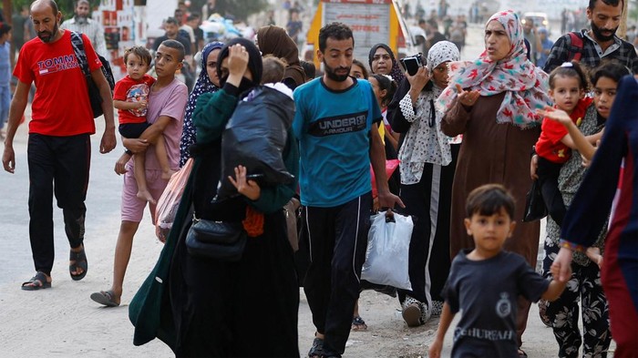 Warga Gaza mengungsi imbas perang antara Hamas dan Israel (dok. REUTERS/Ibraheem Abu Mustafa)