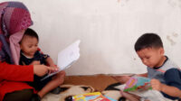 Bawa Buku ke Posyandu, Anggota Lajnah Imaillah Sukabumi Bacakan Cerita untuk Anak-Anak