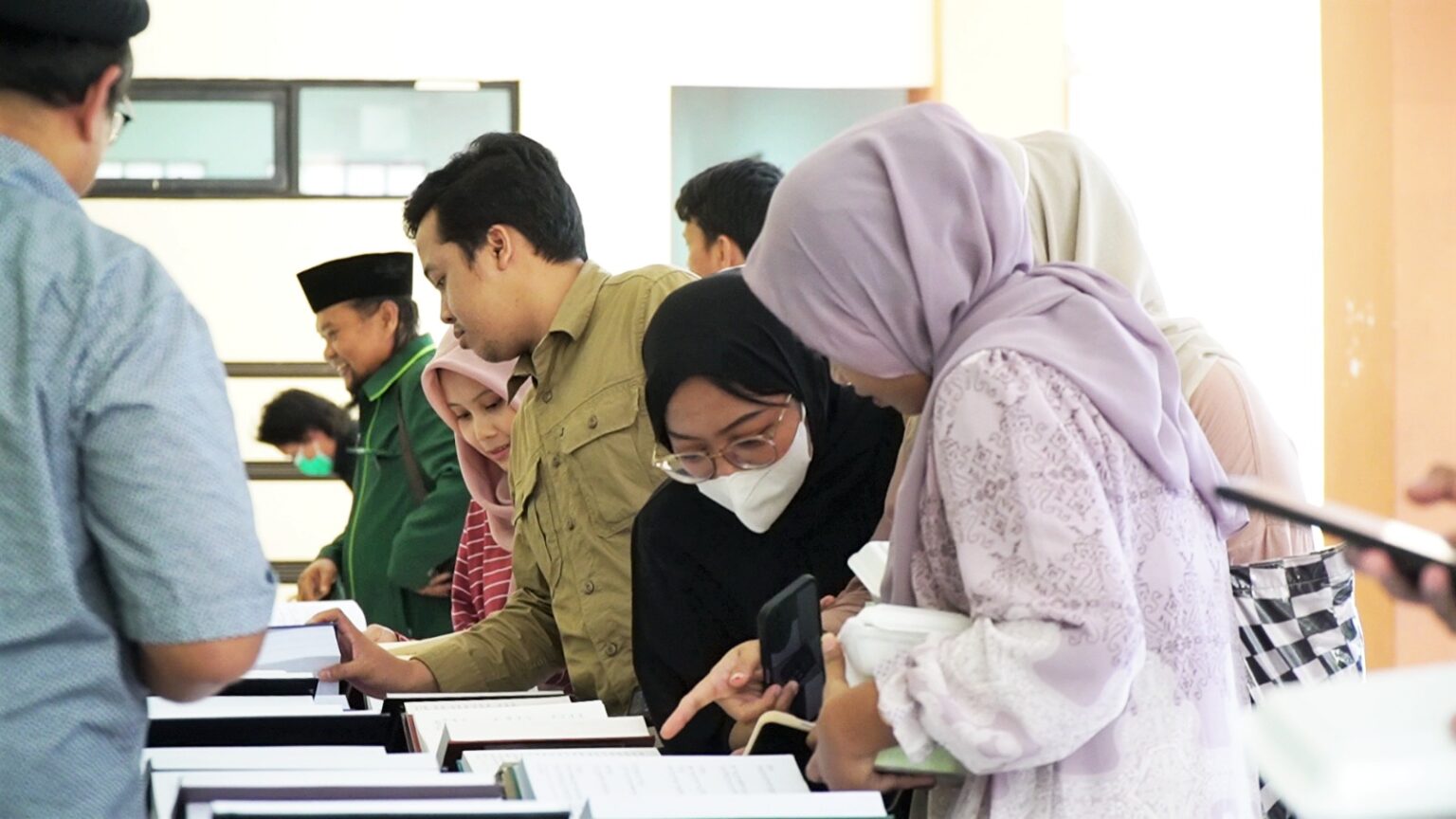 Pameran ini digelar oleh Komunitas Muslim Ahmadiyah Indonesia guna memperkenalkan 100 terjemahan Al Quran dalam berbagai bahasa dunia di Student Center, UIN Syarif Hidayatullah.