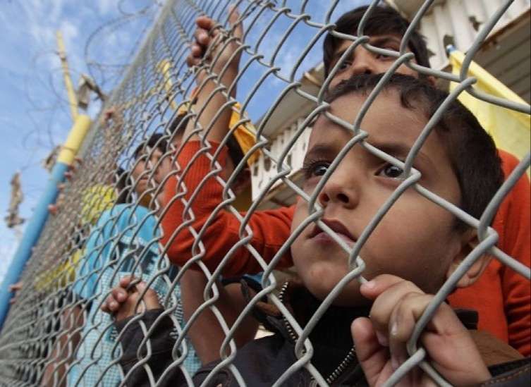 Sejumlah anak Palestina terjebak saat Israel melancarkan serangan. (Foto: Antara)