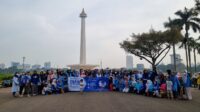 Tim Clean The City Bersihkan Monas Setelah Dipenuhi Sampah Tahun Baru