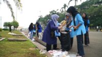 Perempuan Ahmadiyah dan Anak-anak Ikut Aksi Bersih-bersih di Monas