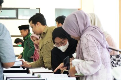 Pameran ini digelar oleh Komunitas Muslim Ahmadiyah Indonesia guna memperkenalkan 100 terjemahan Al Quran dalam berbagai bahasa dunia di Student Center, UIN Syarif Hidayatullah.