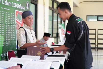 Komunitas Muslim Ahmadiyah kenalkan 100 terjemahan Al Quran dalam berbagai bahasa dunia di Student Center, UIN Syarif Hidayatullah.