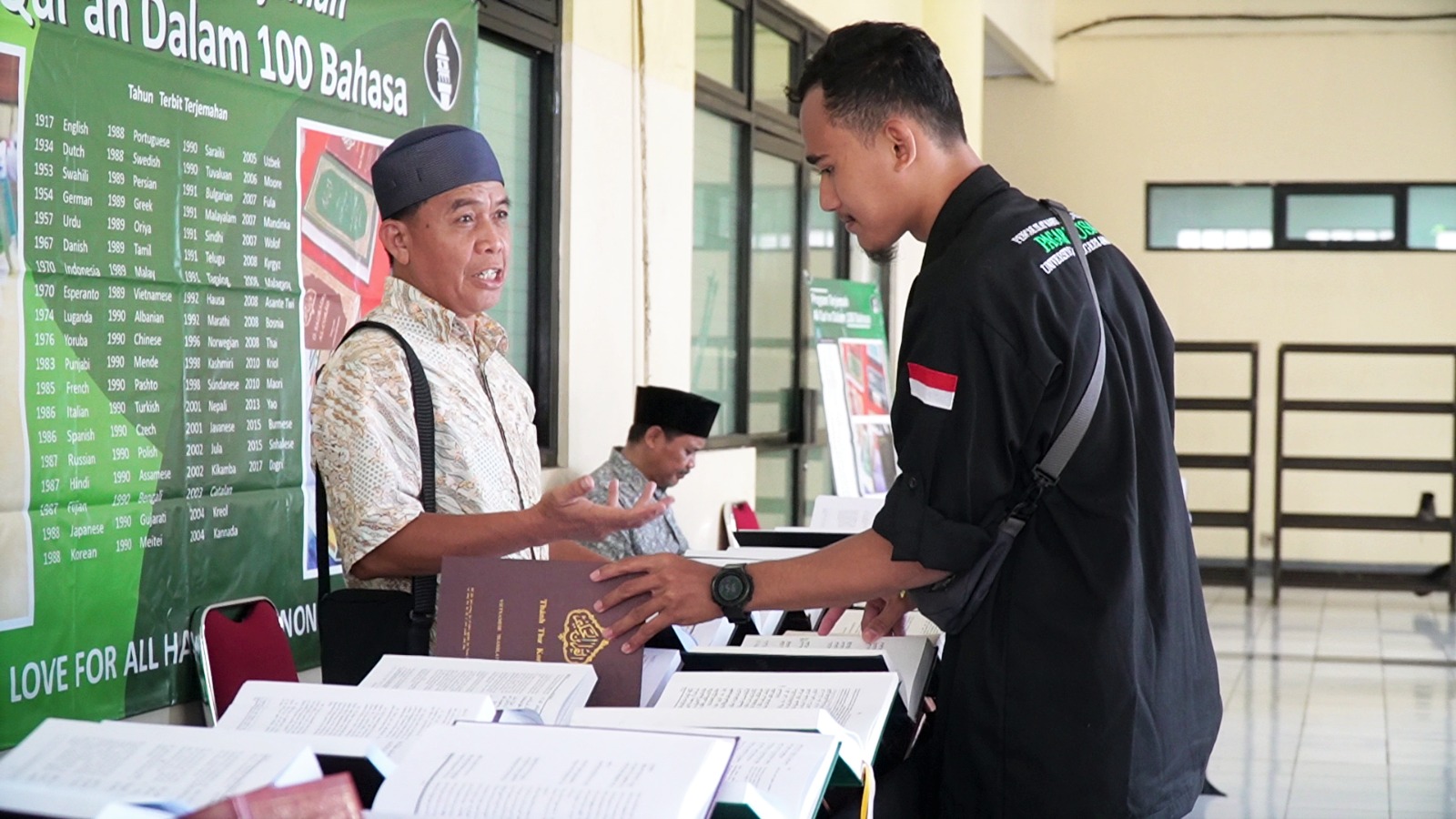 Komunitas Muslim Ahmadiyah kenalkan 100 terjemahan Al Quran dalam berbagai bahasa dunia di Student Center, UIN Syarif Hidayatullah.