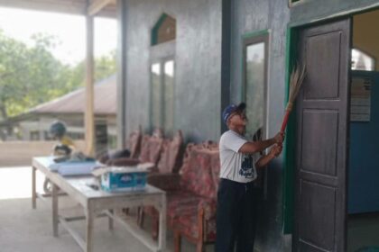 Jemaat Ahmadiyah Indonesia (JAI) Masagena, Sulawesi Tenggara, gelar kegiatan rutin bersih-bersih Masjid pada Jumat pagi.