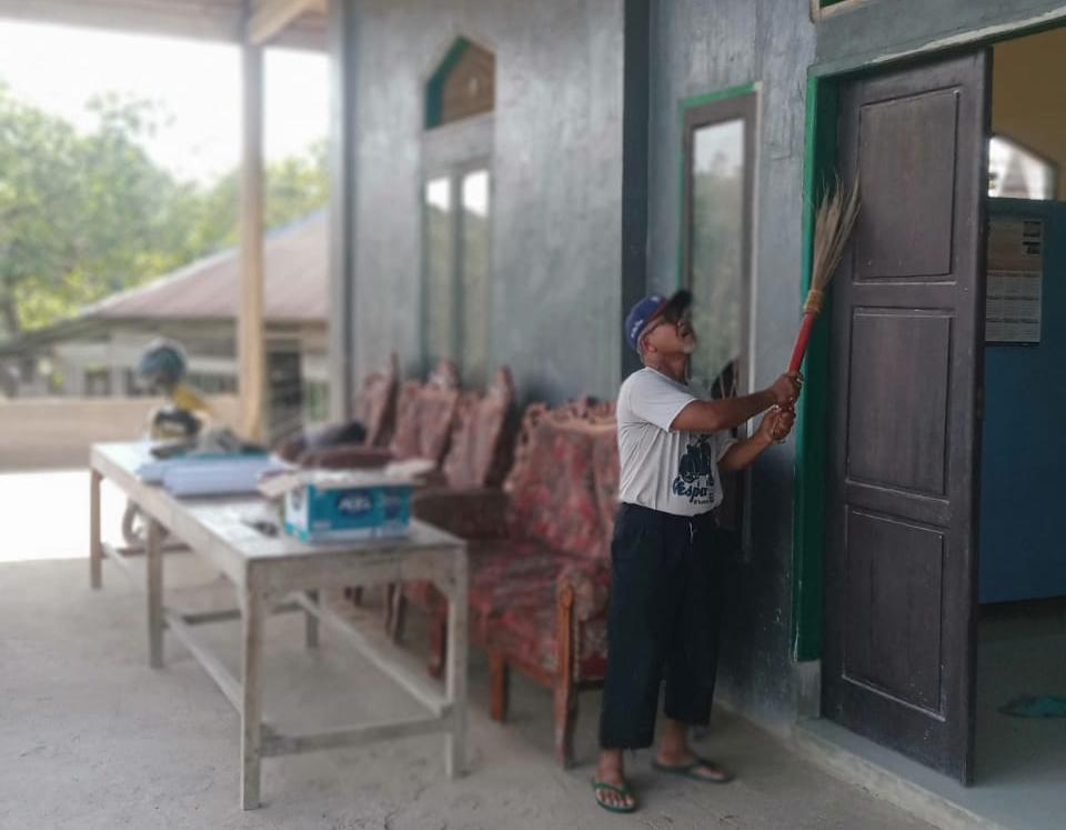 Jemaat Ahmadiyah Indonesia (JAI) Masagena, Sulawesi Tenggara, gelar kegiatan rutin bersih-bersih Masjid pada Jumat pagi.