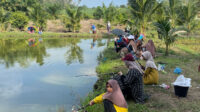 Lajnah Imaillah Tanjung Medan Jalin Keakraban dengan Ibu-Ibu Setempat Lewat Mancing Ikan