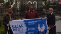 Diguyur Hujan, Relawan Clean The City Bukittinggi Tetap Semangat Kumpulkan Sampah di Jam Gadang