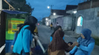 Kaum Ibu dan Anak-Anak Ikut Ambil Bagian Jadi Relawan Clean The City Samarang Garut