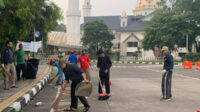 Awali Tahun 2024, Warga Ahmadiyah Soreang Ikut Clean The City Bersihkan Kawasan Kantor Bupati